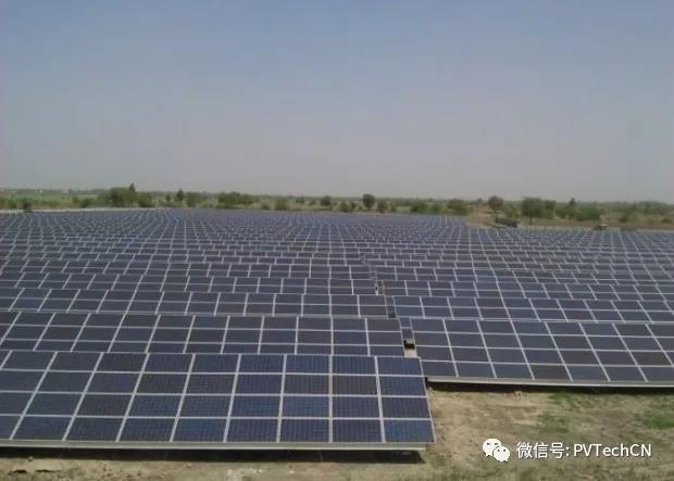 原标题：0.022美元！印度屋顶太阳能项目投标价创记录新低            印度中央邦Urja Vikas Nigam Limited公司35MW屋顶太阳能项目拍卖的投标价低至1.58印度卢比/ kWh(合0.022美元)，但电价包括了自动扶梯的价格并且获得了大量补贴。  图片来源：印度太阳能公司 屋顶太阳能项目采用的是印度可再生能源服务公司模式