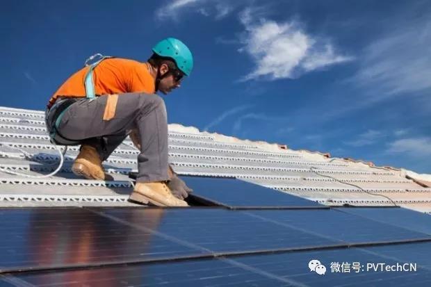 原标题：英国取消上网补贴电价 太阳能开发商面临发展困境            PV Tech姊妹刊Solar Power Portal进行的一项调查发现，大多数英国太阳能安装商表示，如果政府计划继续推行终结上网电价津贴政策，那么大部分英国太阳能安装商都将面临困境。 有超过一半的受访者表示，这一决定将导致他们不得不缩小规模或完全停业