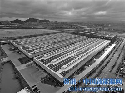                                                                                                                                                                     	　　图为航拍镜头下，台州富岭塑胶有限公司的厂房屋顶光伏发电电池板，像3架硕大的钢琴，令人惊奇震憾。刘振清　摄	　　浙江省台州富岭塑胶有限公司去年投资1989万元，在厂房屋顶建