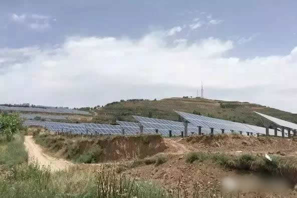                                         	　　8月31日，随着东风镇田家岭村121KWp光伏电站顺利并网成功，我县已有7座光伏电站成功并网，天成镇黄家沟村、老虎沟村、温水镇火烧寨村3个电站正在办理电网接入手续。预计到9月中旬，我县2018年的25个光伏电站将全部建成并网发电