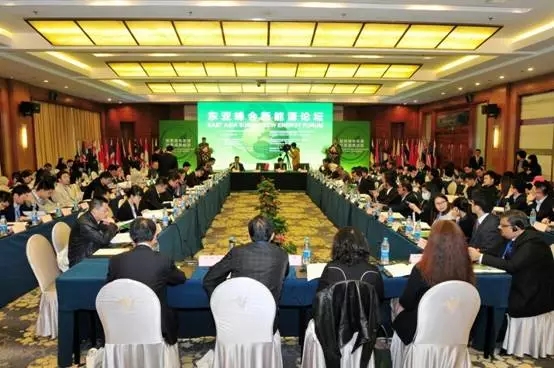 　　东亚峰会新能源论坛、中国-东盟新能源论坛近日同时在昆明开幕，东亚峰会各国和东盟国家表达了加速推进新能源多边双边国际合作机制不断完善，共建绿色、互联、普惠、多元区域新能源格局的共同愿望。　　来自中国、越南、老挝、柬埔寨、缅甸、泰国、印度尼西亚、美国、澳大利亚、尼泊尔等国家和国际组织的代表参会