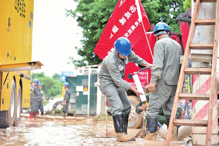 　　9月1日，广东电网公司惠州供电局抗灾复电抢修人员在惠东县平山镇青云路口更换受、损电缆头，并出动应急供电车进行转供电。　（蒋立涛 黎凯燕）　　从8月30日下午开始，受季风低压影响，广东、广西、云南局部地区出现持续性强降雨，部分地区城市出现较大内涝灾害