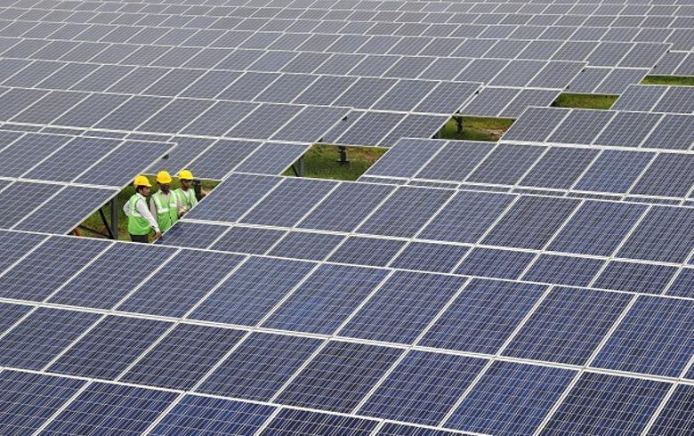 原标题：印度2018年光伏装机或降至8.3GW            清洁能源研究机构MercomIndia Research表示，印度太阳能产业第二季度产能增加显着下降，预计2018年全年光伏装机容量下降至8.3吉瓦。  预测下降的原因是电价下降至每千瓦时2.44卢比以及印度对进口自中国和马来西亚的太阳能设备征收保障税导致国内招标计划放缓