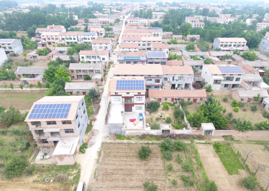 　　浙江省，地处东海之滨的一个制造大省和经济强省，自2016年省发改委、省能源局出台《浙江省百万家庭屋顶光伏工程建设实施意见》以及相关的补贴政策以来，至目前为止全省分布式光伏电站累计安装容量993万千瓦，在全国各省中遥遥领先，浙江省也因此被冠上“新能源大省”的称号。然而，今年5月31日国家停补的新政一出，整个光伏行业犹如经历一场寒潮，国内光伏行业也随之进了“寒冬期”