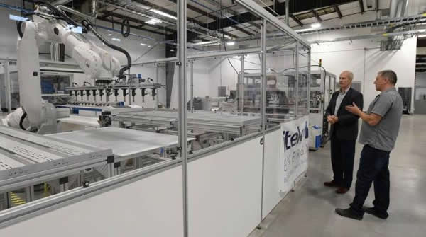                                         	　　加拿大光伏组件生产商Silfab Solar上月宣布将与荷兰皇家帝斯曼集团DSM合作在美国和加拿大生产背电极组件，日前又宣布向美国华盛顿州的一家组件制造商Itek Energy投资4000万美元用于扩大生产。	　　Silfab Solar称其目前在加拿大多伦多的光伏组件产能可以达到700MW，其生产出的组件几乎全部都用于出口美国