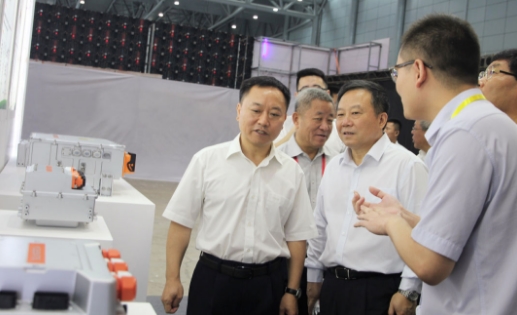 　　8月31日-9月2日，2018第七届(合肥)国际新能源与节能汽车展览会在滨湖会展中心顺利举行，阳光电源携EC、EE系列电机控制器精彩亮相。展会期间，安徽省委副书记、省长李国英在省委常委、合肥市委书记宋国权，副省长何树山，合肥市委副书记、市长凌云等陪同下，视察了阳光电源展台