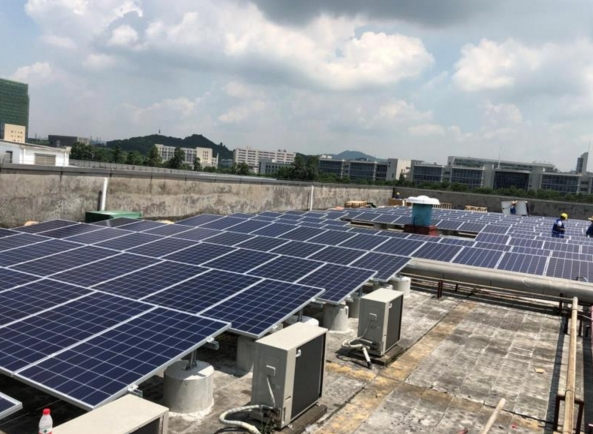 原标题：欧姆龙（广州）733.2KW分布式光伏发电项目并网发电            日前，欧姆龙(广州)汽车电子有限公司与晶科电力合作的733.2KW分布式光伏发电项目完成建设并投入使用，年均发电量可达63.53万kWh，预计未来每年可节约标煤排放约254吨，减排二氧化碳655吨，碳粉尘176吨;同时可为厂房降温4.5度左右，减轻了厂区空调负荷。该光伏发电站及系统设计寿命为20年以上，可为欧姆龙(广州)的日常生产运营提供长期可持续的清洁能源