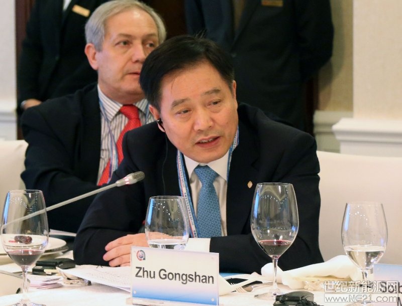 9月4日下午，正在北京参加2018中非合作论坛的协鑫集团董事长朱共山出席中非CEO高层对话会，并作专题发言。他表示，落实习近平主席在2018中非合作论坛提出的新政策、新主张、新行动和新举措，中非工商界和企业家们责无旁贷，协鑫集团牵手保利集团、中非产能合作基金将以&ldquo;埃塞俄比亚&mdash;吉布提石油天然气&rdquo;项目（以下简称保利协鑫&ldquo;埃吉油气项目&rdquo;）构筑东非油气经济带，建设油气管道形成能源大走廊