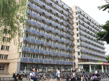　　2018年6月9日，北京交通大学一男生宿舍楼外墙“爬满”太阳能板。图片作者：姜志发/视觉中国　　外墙分布式光伏+储能缓解用电超负荷，不仅可以改善和美化建筑外观，同时还能发电，并起到很好的科普宣传效果