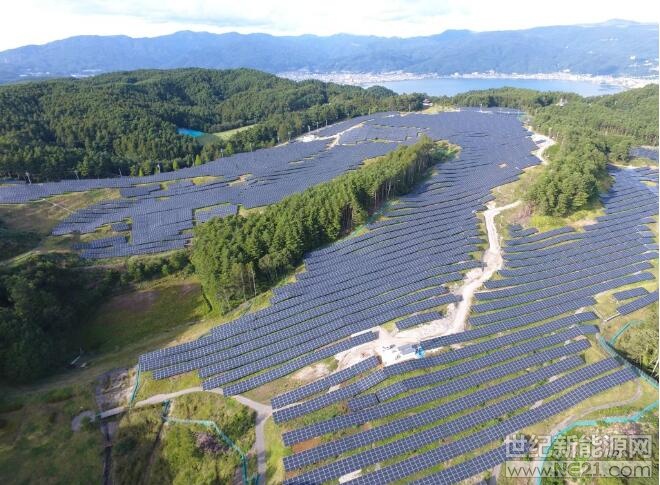 据台湾分析机构Energytrend报道称，日本环境部正在考虑将大型光伏电站纳入国家环境影响评估法案，该政策将于明年秋季生效。根据日本的&ldquo;电力商业法&rdquo;，Energytrend表示，到目前为止，投资者不得不向经济产业省提交太阳能项目计划进行审查