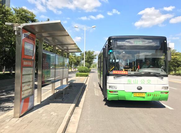                                         	　　科技感十足的外观，实时观看公交动态、城市路况、一键查询、滚动播放气象信息、更有USB充电接口和驱蚊灯等强大功能。位于南京市麒麟科创园公交站的电子站牌吸引了过往乘客的注意，据公交公司的工作人员介绍，这是一个搭载了柔性薄膜太阳能电池组件的智能公交站台