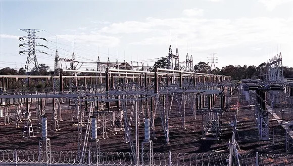 原标题：中国进行电力交易机构股份制改造 非电网系股比不低于两成            目前，北京电力交易中心及其他24个省级电力交易中心仍为电网企业全资子公司。  为确保电力交易平台的独立性，中国政府再推新规，明确要推进电力交易机构的股份制改造