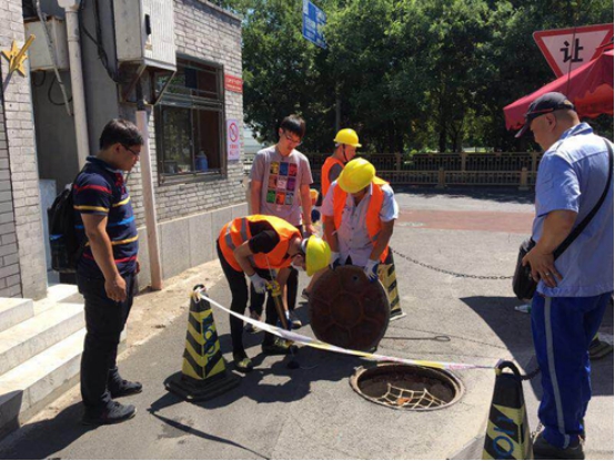 　　【中国仪表网 仪表产业】日前，航天科工203所在北京西郊民巷社区建立了智能井盖监测管理系统，为其辖区内的500个井盖安装了井盖状态监测仪。系统建成之后，将实行井盖的数字化管理，实现社会资源有效的监管，确保了公共设施安全和人民群众人身安全