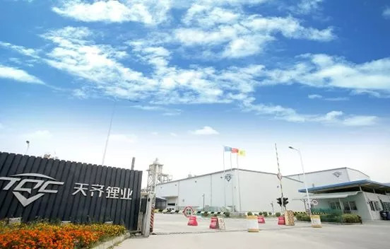 原标题：【价值判断】天齐锂业的天际线与风险点             基本情况 天齐锂业(SZ:002466)主营业务是锂产品的生产销售，该公司是全球为数不多的上游锂矿开采、中游锂精矿加工及锂化工产品生产一条龙的公司。 按照营业收入，公司排在美国雅宝(NYSE:ALB)之后，是世界第二大、亚洲最大的锂生产商