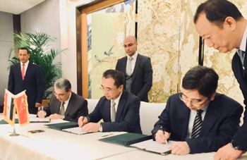 　　经济日报-中国经济网9月6日讯 记者从中国东方电气集团有限公司获悉，近日，东方电气在京签署埃及汉纳维6×1100MW清洁煤燃烧项目总承包合同，标志着以东方电气和上海电气组成的联营体在全球最大的清洁煤电项目竞标中最终胜出。　　签字仪式在埃及驻华使馆主办的中国-埃及商务论坛上进行，受邀参加2018年中非合作论坛北京峰会的埃及总统塞西出席商务论坛并见证签字仪式