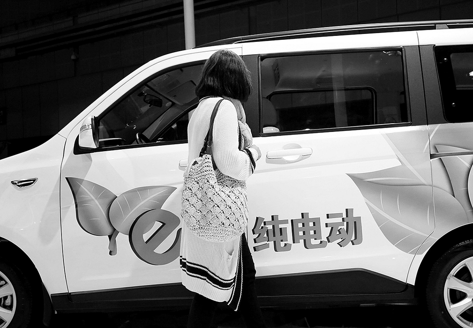 　　面对国内新能源汽车产业散乱的问题，工信部开始清理企业的生产资质。日前，工业和信息化部装备工业发展中心发布了《关于对拟上报〈特别公示新能源汽车生产企业(第1批)〉企业清单进行公示的通知》(以下简称《通知》)，拟将停止生产新能源汽车产品12个月及以上的30家企业名单上报工信部