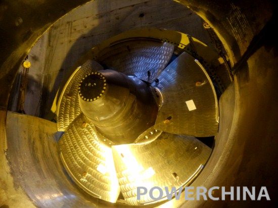 　　9月4日下午，由中国水电八局承建的柬埔寨桑河二级水电站最后一台机组(8#机组)转轮安装完成，为机组全面投产发电奠定了基础。&nbsp;　　转轮由转轮中心体和桨叶组装而成，是水轮发电机组重要过流部件之一，也是水轮发电机组做功的重要部件