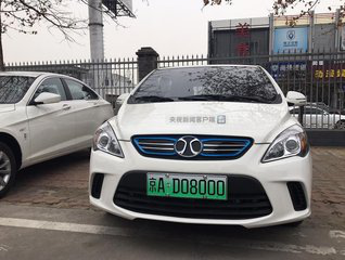 原标题：新能源车未来能取代燃油车吗？新能源车vs传统汽车            众多车主表示：只关心哪个更省钱：贴政策降温消费者继续观望，新能源还有价格优势吗？  在新能源车刚开始进入市场那会儿，有关部门推出的大规模补贴政策吸引了第一批消费者。但是随着今年6月12日新能源汽车补贴新政正式实施，补贴力度开始大幅度减弱，续航里程150公里以下车型的补贴更是完全取消