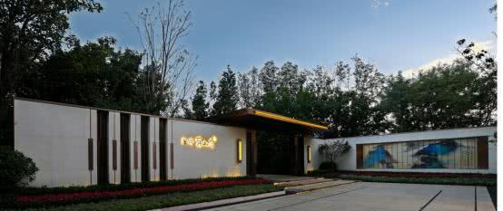 原标题：舜山府 都市桃源之上的国韵芳华            困住了现代城市人的生活之谜 “所有的事物都是一个大谜团”，说这话的人是爱默生，而对这话体会最深的，是现代城市人。穿越大山大河，奔涌到城市，却又渴望在城市繁华处寻觅一处都市桃源，这就是困住城市人的生活之谜
