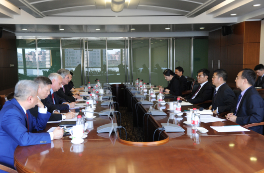 				　　9月6日，中国国家电网有限公司董事长舒印彪在北京会见西门子股份公司总裁兼首席执行官凯飒一行。双方就践行“一带一路”倡议、实现互利共赢等展开深入交流，表示将进一步深化合作，为推动经济全球化贡献力量