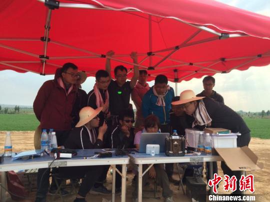 　　太阳能无人机“魅影6”，将太阳能、无人机、无线路由器三个社会热点相结合，采用太阳能为自供给能源，太阳能无人机为持久留空平台，与Wi-Fi技术相结合，构建空中基站，通过单机或者多机基站进行区域覆盖，形成灵活的移动互联网空中宽带通信基础设施。　　近日，西北工业大学“魅影”团队太阳能无人机“魅影6”，在陕北毛乌素沙漠边缘的戈壁上，经历了19小时34分的全自主飞行，顺利回收，刷新了国内最长续航时间16小时09分的记录