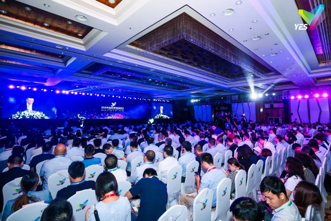 原标题：瞿晓铧：8000亿投资，337万人就业的光伏产业，越战越勇的底气何来？            来源：阿特斯阳光电力 2018年9月6日-7日，由中国能源研究会指导，江苏省发展和改革委员会和盐城市人民政府联合主办，中国能源研究会可再生能源专业委员会协办的“2018盐城绿色智慧能源大会”，在江苏省盐城市举办。阿特斯阳光电力集团董事长、总裁兼首席执行官瞿晓铧博士受邀出席大会开幕式，并发表题为“光伏技术进步与能源技术革命”的主旨演讲