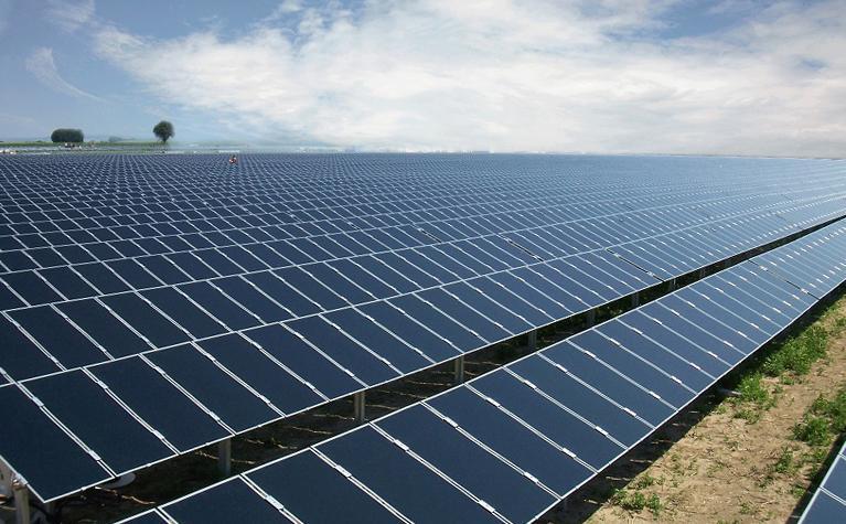 原标题：二季度印度新增太阳能发电容量降幅超五成            印度从4月到6月仅安装了1.6吉瓦的太阳能发电容量，而第一季度则为3.3吉瓦。大型光伏装置占74%，达1.2吉瓦，剩余的415兆瓦是屋顶太阳能容量