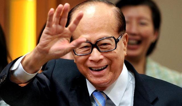 原标题：李嘉诚10年前花25亿买2500亩地，今价值数百亿，可惜半价也卖不出            李嘉诚是华人世界中最顶级的企业家，他的眼光无疑是历史级别。李嘉诚有着无数成功的投资，比如说李嘉诚当年收购的赫斯基能源，当时花了30多亿港币，如今仅仅分红就拿回了800多亿港币