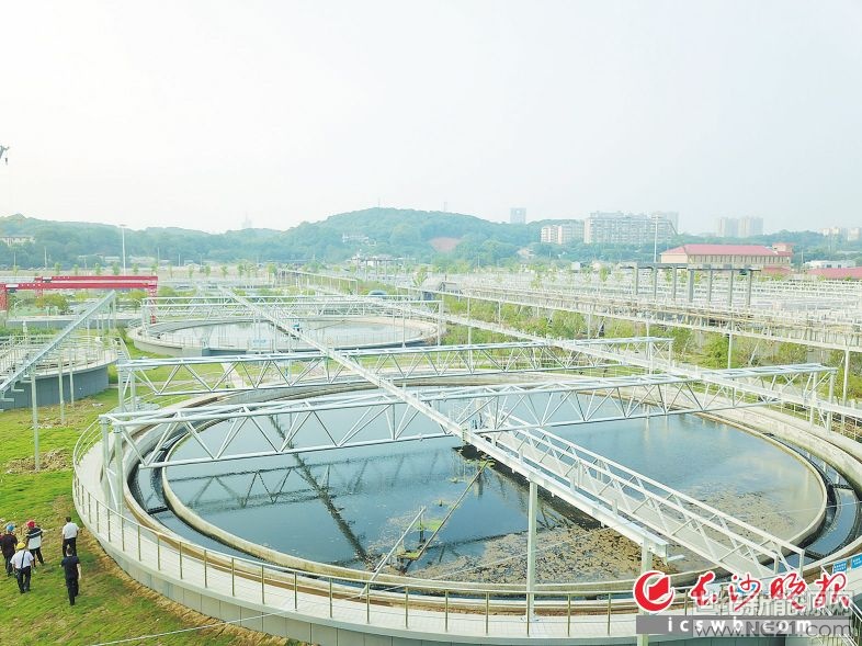 

昨日，長善垸污水處理廠光伏發(fā)電項目完成主體鋼結(jié)構(gòu)施工，進(jìn)入太陽能光伏組件安裝階段，預(yù)計10月底實現(xiàn)并網(wǎng)發(fā)電。 長沙晚報記者 王志偉 陳煥明 攝影報道

下面是污水處理廠的污水池，上面是一塊塊排列整齊的太陽能光伏板，光伏板所發(fā)的電能全部用于污水處理廠運行——作為長沙首個污水處理廠光伏發(fā)電項目，長善垸污水處理廠上方正在建設(shè)一個面積相當(dāng)于4個標(biāo)準(zhǔn)足球場大小的分布式光伏電站