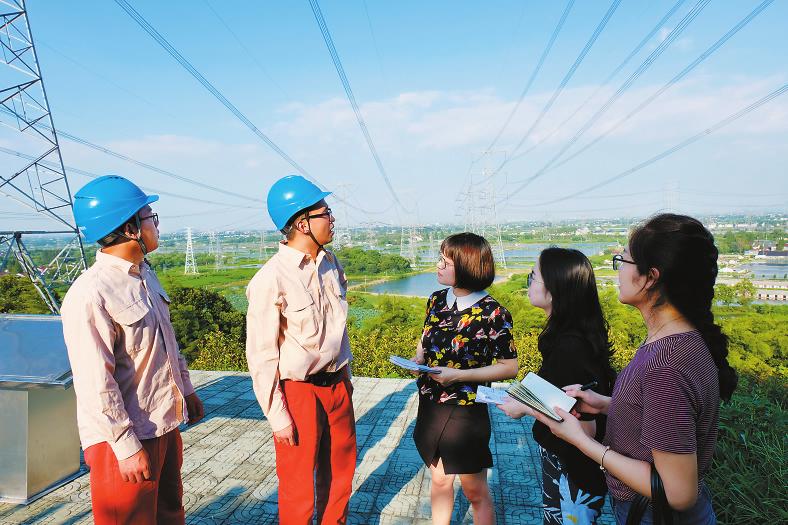 　　站在特高压&ldquo;太湖廊道&rdquo;下，国网湖州供电公司输电运检人员向本报记者介绍跨区输电助力织里发展的情况。 茹玉 王佳 摄　　编者按：吴兴之东，太湖南岸，历史上&ldquo;遍闻机杼声&rdquo;的浙江湖州织里镇正在谱写&ldquo;特大镇&rdquo;蝶变&ldquo;小城市&rdquo;的时代华章