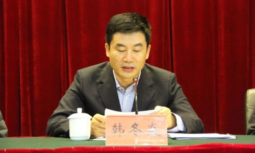 原标题：说农民工工资可以拖欠的黑省国资主任被双开，系大庆油田出身              华夏能源网（微信公众号：hxny100）从黑龙江日报微信号获悉：日前，经黑龙江省委批准，黑龙江省纪委监委对省国有资产监督管理委员会原党委副书记、主任韩冬炎严重违纪违法问题进行了纪律审查和监察调查。 这位土生土长的黑龙江本地高官，不查则已，一查惊人！竟然五毒俱全，能想到的贪污犯罪，韩冬炎都有了：搞形象工程、贪污受贿、为亲属谋取不正当利益、乱搞男女关系、对抗组织等等，令人侧目