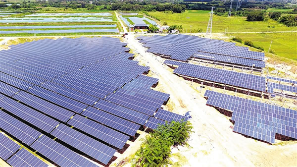                                         	　　9月6日，定安县定城镇龙岭村，定安协鑫&ldquo;渔光互补&rdquo;光伏扶贫项目加快推进，工人正在铺设太阳能光伏发电板。	　　该项目占地面积约580亩，规划发电功率为30兆瓦