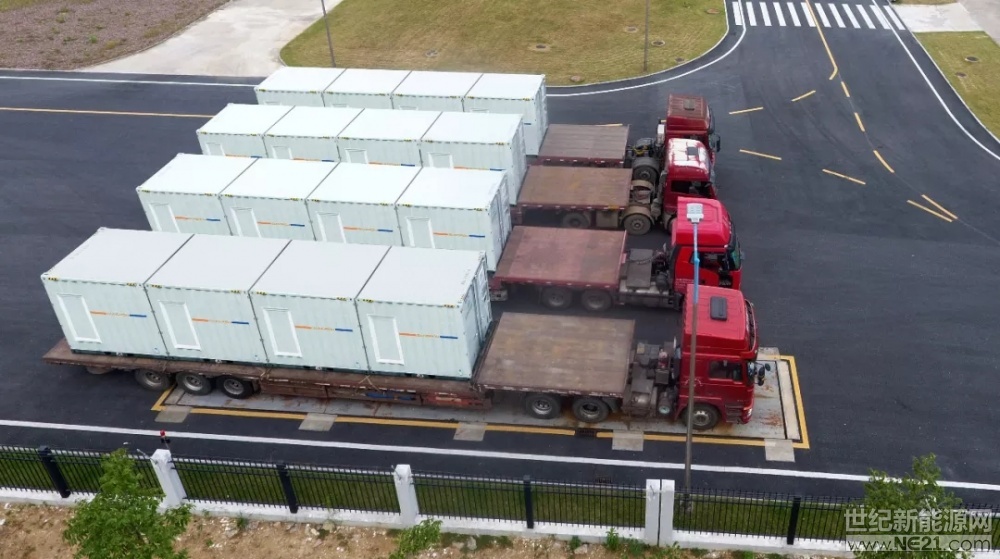 近日，一批26套阳光电源储能一体化系统解决方案沿&ldquo;海上丝绸之路&rdquo;发往马尔代夫26座岛屿，这是继柬埔寨、印度等国兆瓦级项目之后，阳光电源储能业务在&ldquo;一带一路&rdquo;上的又一力作。众所周知，马尔代夫是享誉全球的旅游胜地，然而受制于当地的环境因素，长期依靠柴油机发电，饱受电力短缺、高电价的困扰