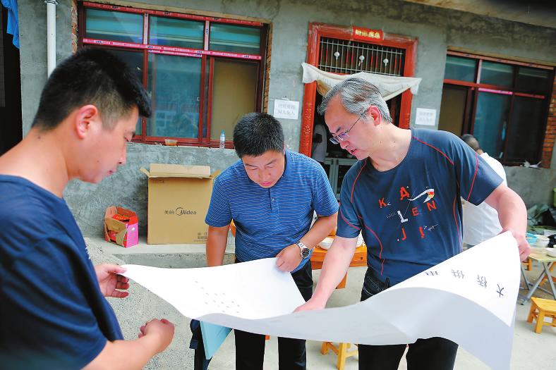 　　近年来，一大批电力外送通道陆续建成、投运，甘肃新能源正通过大电网输送向全国各地，成为振兴甘肃经济的强大动力。图为已经建成的酒泉地区新能源基地与外送通道