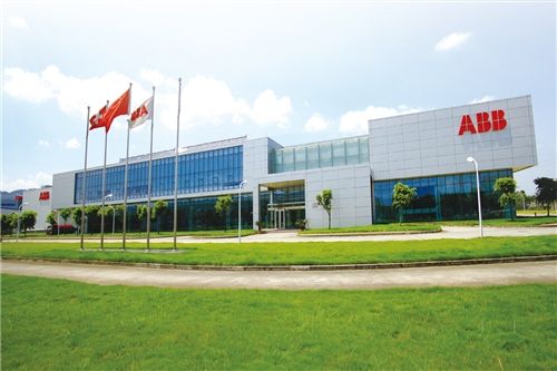 　　【中国仪表网 仪表企业】近日，ABB携手中轻国际工程有限公司喜获ITTIHAD国际投资集团旗下ITTIHAD年产33万吨文化纸工程项目。在该项目中，ABB与总承包商中国中轻国际工程有限公司开展合作，向其提供包括纸机传动、复卷机分布传动、交流电机、单点传动、中低压开关设备、电力变压器 、ABB Ability&trade;协同生产管理系统(CPM)及自动化实验室检测仪器L&W Autoline在内的一系列定制化解决方案