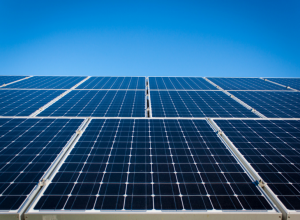 【电缆网讯】近日,可再生能源投资公司Cubico宣布已与太阳能发电厂公司CEFEnergiaIbéricaBV签订协议,在葡萄牙阿尔加维购买三个固定倾斜的地面安装太阳能项目,总计29.4兆瓦。
这些项目分别是Avalades(15.8MW),Ferreiras(6.8MW)和Sol Cativante V(6.8MW)