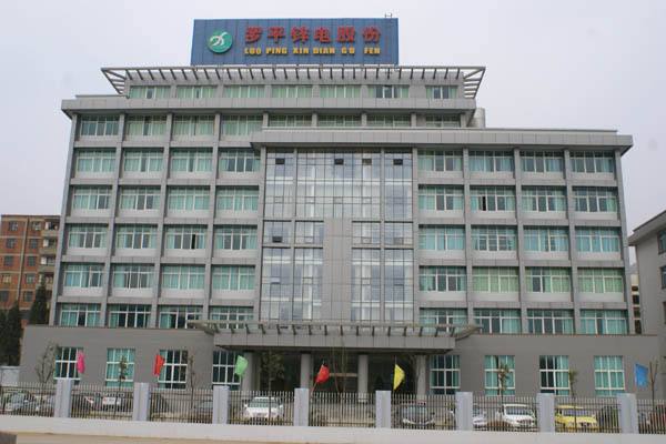 【电缆网讯】近日,罗平锌电发布公告称,因信息披露违法违规,公司收到了云南证监局下发的《行政处罚事先告知书》。其中,罗平锌电拟被处以60万元罚款;时任董事长杨建兴、时任总经理李尤立、时任董秘喻永贤被分别处以10万元罚款;其余相关负责人被分别处以3万元-5万元罚款,成为了继上峰水泥、山西三维之后,又一家因环保信息披露违法行为被处罚的上市公司