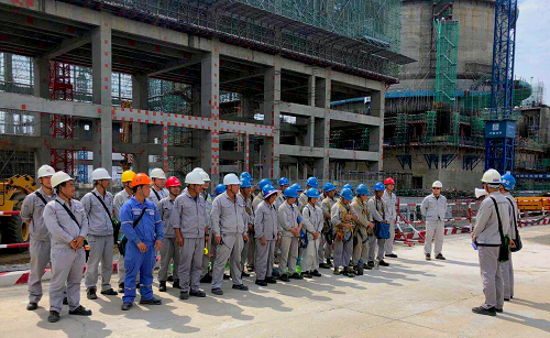 2018年9月8日,防城港核电站二期“华龙一号”示范项目3BMX厂房F列外整整齐齐的站着两排人,安徽电建二公司防城港项目部总经理杜军、施工经理贾建胜、李军,安全管理部、工程管理部等部门主任均出现在队列中,原来他们正在对3号常规岛EF列悬挑脚手架的拆除工作进行施工安全技术交底。 据悉,此次悬挑脚手架拆除作业面位于3号常规岛EF列T1~11轴29.950m~48.485m处,拆除镀锌脚手管量达63.98吨
