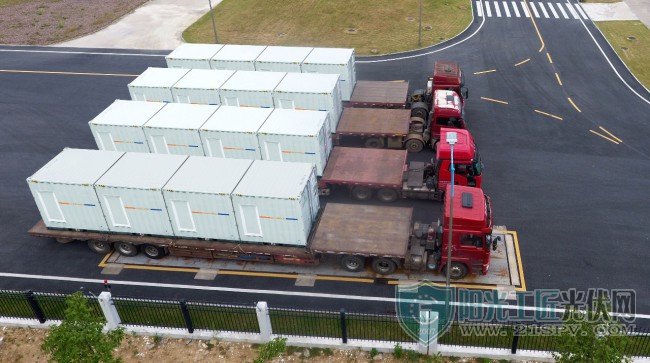 			              近日，一批26套阳光电源储能一体化系统解决方案沿&ldquo;海上丝绸之路&rdquo;发往马尔代夫26座岛屿，这是继柬埔寨、印度等国兆瓦级项目之后，阳光电源储能业务在&ldquo;一带一路&rdquo;上的又一力作。	众所周知，马尔代夫是享誉全球的旅游胜地，然而受制于当地的环境因素，长期依靠柴油机发电，饱受电力短缺、高电价的困扰