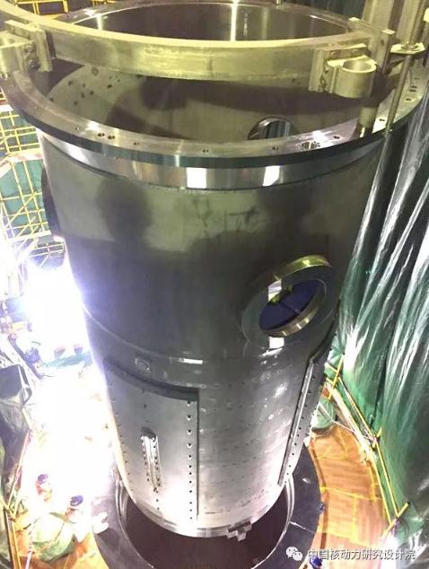 　　9月5日，华龙一号海外首堆项目暨巴基斯坦卡拉奇2号核电机组再次迎来全新的项目进展——被誉为“华龙”“龙骨”的关键设备堆内构件缓缓落入压力容器，实现了反应堆一回路两大设备的精密配合，完成了堆内构件的首次入堆。　　卡拉奇2号和3号核电机组，采用的是我国自主研发设计、具备完整自主知识产权的第三代核电华龙一号技术