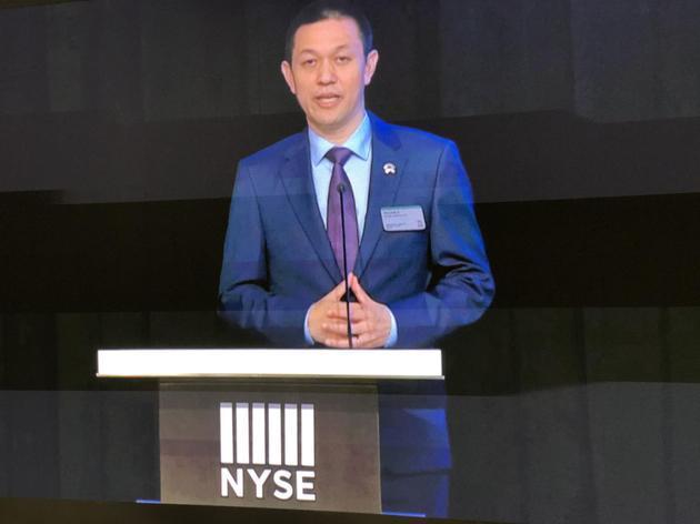 原标题：雷军祝贺蔚来汽车上市，为新能源汽车做贡献！融10亿估值64亿美元            商悟社9月12日 今日，中国电动汽车企业蔚来汽车在美国纽约证券交易所上市，融资额约10亿美元，估值约64亿美元。  据媒体消息，在此次上市申请之前，蔚来汽车到今天量产交付给用户的汽车总数量不足2000辆，并且根据据Sanford C. Bernstein & Co.估计，该公司需每年销售约10万辆汽车才能实现收支平衡