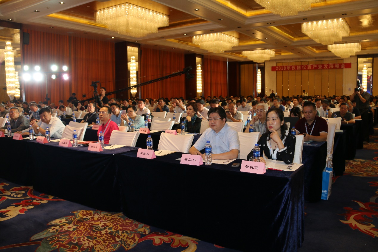　　【中国仪表网 仪表会议】2018年9月12日，一年一度的行业盛会&mdash;&mdash;2018年仪器仪表产业发展峰会(以下简称&ldquo;峰会&rdquo;)在北京丰大国际酒店隆重召开。著名经济学家曹远征、原环境保护部总工程师万本太、武汉大学卫星导航定位技术研究中心主任姜卫平、国防科工局军工项目审核中心有关专家、中国仪器仪表行业协会理事长吴朋，以及中国仪器仪表行业协会副理事长、会员代表共400多位嘉宾共同出席了本次会议