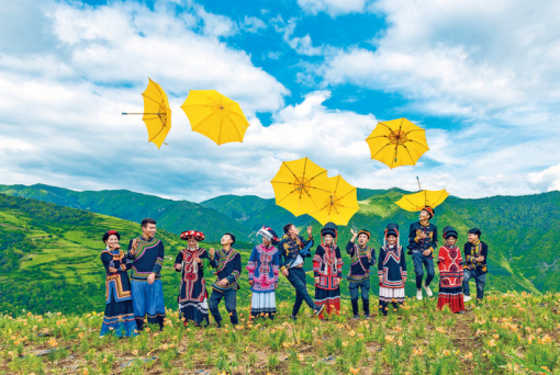 认识“光棍村”的小伙子俄施木加后,彝族姑娘吉约牛牛纠结了很久:“我怕以后的生活很困难。可选定了他,再苦再累,我也认了……”他俩的爱情故事,和电相关