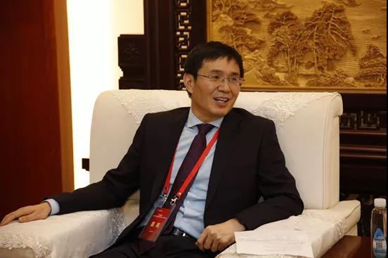 原标题：隆基股份董事长钟宝申：巩固“护城河” 推动光伏平价上网            光伏“531新政”一度引起行业悲观情绪，隆基股份董事长钟宝申日前接受中国证券报记者采访认为，光伏已经具备成为主力能源的成本条件，“531新政”有利于淘汰落后产能和提升行业市场集中度，公司将在巩固“护城河”的同时，发力国际化，推动光伏平价上网。  图为隆基股份董事长钟宝申接受记者采访 “531新政”加速行业整合 光伏成本已接近主力能源 中国证券报：旨在压缩规模、降低补贴的“531新政”对光伏行业带来很大的冲击，市场反应也很