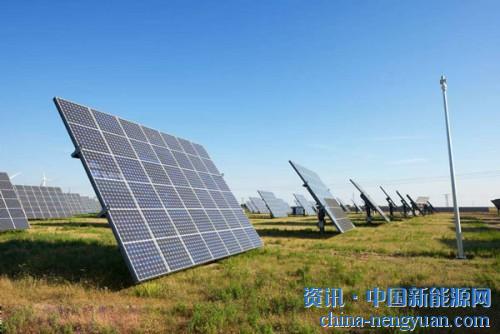                                                                                                                                                                     	　　2018年上半年我国新增装机24.3GW，同比维持不变，预计下半年光伏装机量将会大幅收缩。受光伏新政影响和去年扩产带来的产能过剩，光伏产业链价格全线下跌，组件企业两端受压，利