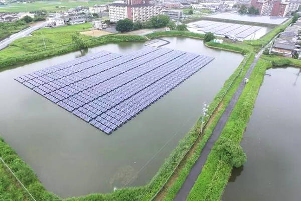 不久前,我家小区中心花园里的小池塘里,架上了几片太阳能板。这个变化很快被每天在附近散步的居民发现,小区微信群上还出现了不少水上太阳能的照片