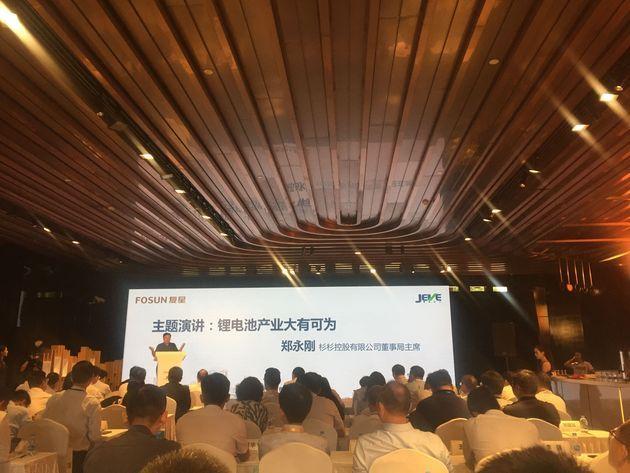 	中国储能网讯：今日（9月14日）下午，杉杉控股董事局主席郑永刚在绿色中国星行动·新能源汽车产业论坛暨复星投资捷威战略发布会上表示，宁德时代千亿市值、复星投资捷威动力等都表明锂电这个小行业正在发展成为全球性的大行业。郑永刚预计，未来20年锂电池行业将有20倍的成长空间，因为除了新能源汽车领域外，锂电池在电力储能领域也大有可为