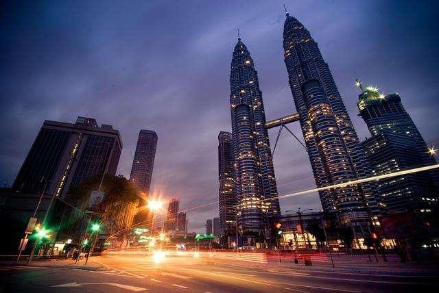 原标题：国际油价下跌，中国汽油却涨价，为啥油价高出那么多？            随着中国汽车产业的蓬勃发展，中国的汽车保有量可谓是与日俱增，根据公开数据显示截至2017年底，中国机动车保有量达3.10亿辆，其中汽车2.17亿辆；机动车驾驶人达3.85亿人，其中汽车驾驶人3.42亿人。在某种意义上来说，中国也已经成为了一个车轮上的国家，作为汽车的主要动力来源，汽柴油就成为了所有人最关注的话题，最近很多人关注到一个现象，这就是为啥国际油价下跌，国内的汽油却在涨价呢？好像国内油价比国际油价高了不少