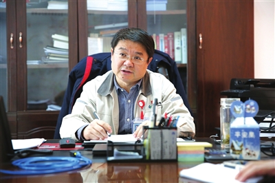 　　“年轻人干工作，应当抓住一点，就是踏踏实实好好做，努力钻研过后一定会有一片海阔天空。”国电浙能宁东发电有限公司党委委员、副总经理黄一志从1990年工作至今已经在电力岗位上钻研了28年，从大学时学习电力系统及其自动化，到分配到电厂保护班的一线工人，再到如今智慧电厂建设的分管领导，黄一志身上的“匠人精神”一直是电厂一线工人学习的榜样
