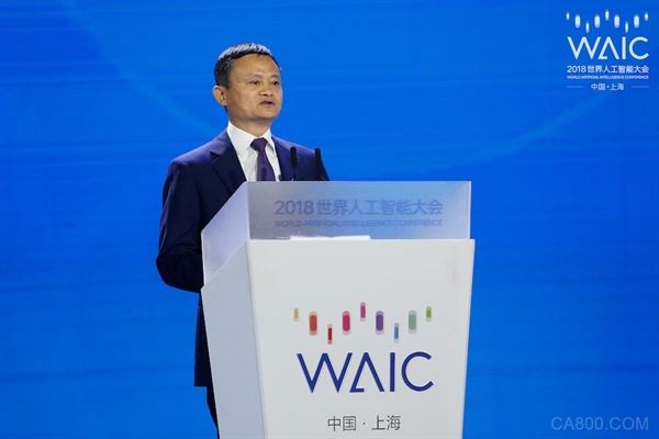                     &emsp;&emsp;随着第一天世界人工智能大会于上海暂告段落，我们不妨回顾下一整天频出的金句中，有哪些对未来几年的人工智能发展看法摸准了时代发展脉搏，以及我们能从这些重要人物以一线从业者的角度对人工智能发展的经验之谈中得到哪些启发。此次世界人工智能大会以“人工智能赋能新时代”为主题，不仅汇集了一批在全球人工智能领域最具影响力的科学家，还集结了一线企业家